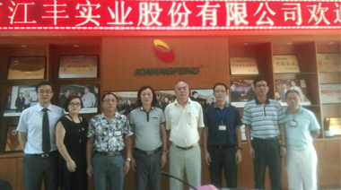 在香港，銷(xiāo)售每三只冰鮮雞就有兩只是江豐出品，但中國(guó)大陸的市場(chǎng)更大，這次找中擂合作就是要打開(kāi)家門(mén)口的市場(chǎng)。中擂團(tuán)隊(duì)開(kāi)局便簽約虎艷芬作江豐代言，我們對(duì)接下來(lái)的合作充滿(mǎn)信心。